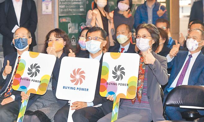 经济部「Buying Power创新产品及服务採购奖励机制」颁奖典礼13日举行，经济部主秘陈怡铃（右一）代表出席并与参加来宾一同合影。图／王德为