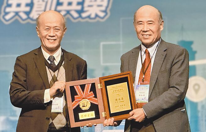 交通部政务次长胡湘麟（右）颁发ITS 智慧运输奖章，远通电收总经理张永昌（左）代表接受。图／远通电收提供