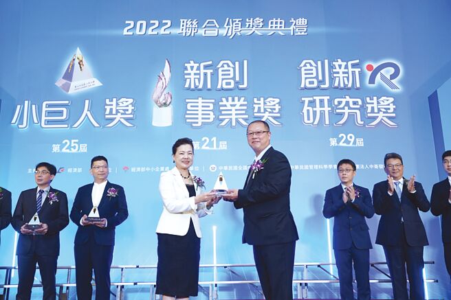 百呈科技董事长赖文昌（前排右）日前获经济部部长王美花（前排左）颁发小巨人奖。图／百呈科技提供