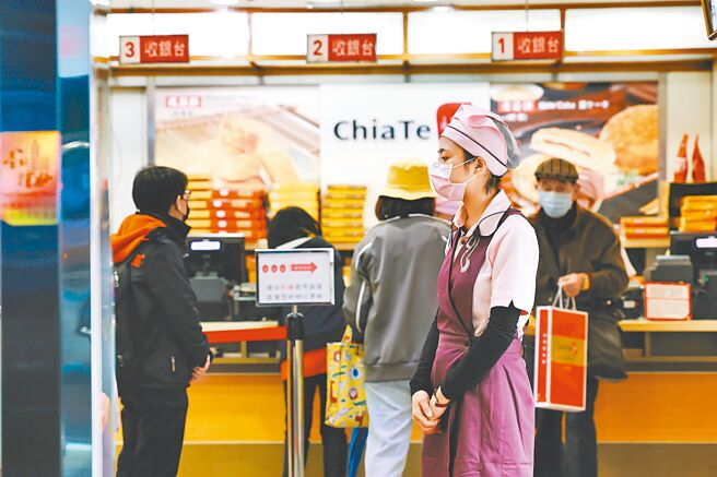 大陆暂停我多项食品、水产品进口，至今仍呈现僵局。根据卫福部食药署昨公布的最新统计，通过注册登录的产品仍为855件，大多是厂商自行注册。图为知名糕饼店佳德凤梨酥。（郭吉铨摄）