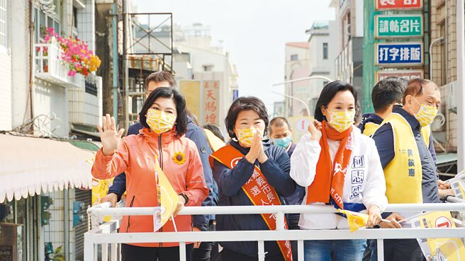 国民党嘉义市长候选人黄敏惠（前排中）启动陆地作战模式，13日上午由云林县长张丽善（前排左）、前立法委员柯志恩（前排右）陪同车队扫街拜票。（黄敏惠竞选总部提供／吕妍庭嘉义传真）