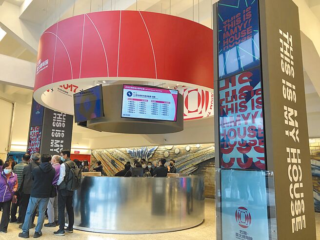 台北体育馆入口改造后的无障碍柜台。（张芷瑜摄）