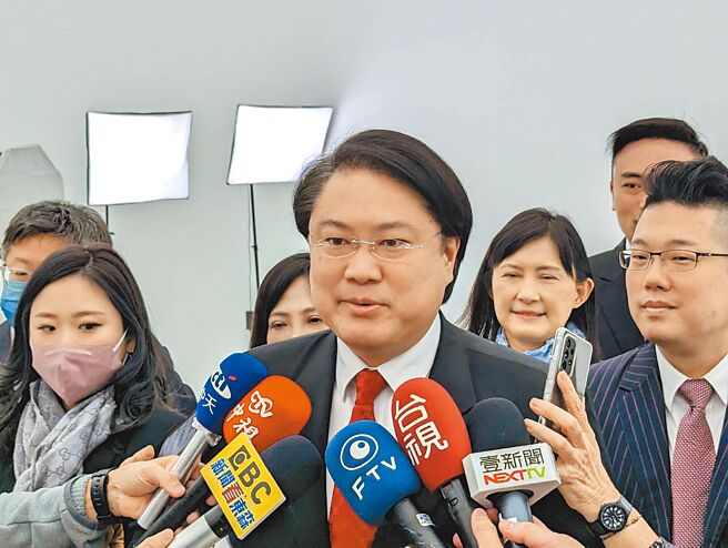 基隆市长林右昌表示，基隆捷运是基隆人长年以来期盼以久的交通建设，他希望新市府团队能接续推动，未来他不管担任什么职务，都会尽力协助。（张志康摄）