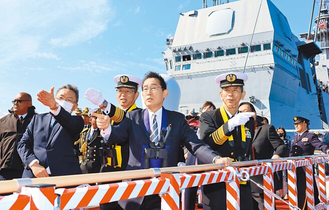 日本政府正檢討以增稅補足防衛經費大幅增加的預算缺口，首相岸田文雄說，為強化防衛能力保護日本的和平與安全，希望社會能理解。圖為岸田文雄出席國際觀艦式。（摘自日本國首相官邸官網）
