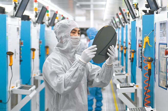 大陆决定于世界贸易组织（WTO）向美国提起诉讼，理由是「滥用出口管制措施限制晶片等产品贸易」。图为大陆的晶圆厂内部工作情形。（中新社）