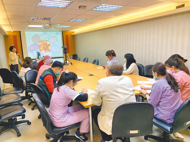板桥「萧中正医院」聘用20位中高龄员工，并提供员工情绪调适纾压课程。（新北市劳工局提供／陈慰慈新北传真）