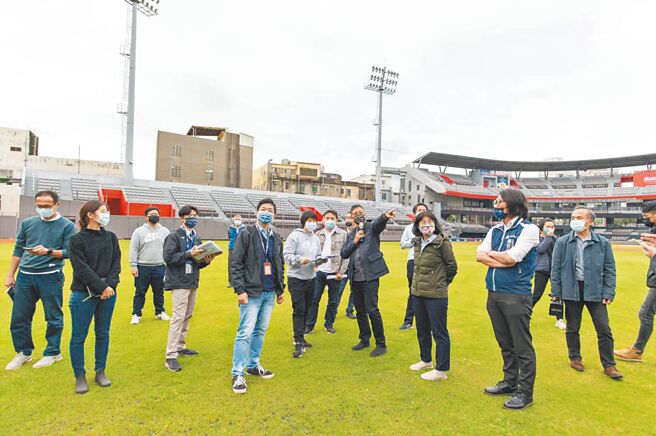 新竹市政府近日邀中华职棒大联盟实地场勘棒球场，确认完成相关改善目标与优化作为。（新竹市政府提供／陈育贤新竹传真）
