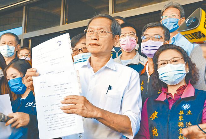 國民黨屏東縣長候選人蘇清泉（中），質疑此次選舉疑點重重，向屏東地院聲請證據保全遭駁回，向高雄高分院提出抗告後再度遭駁回。（本報資料照片）