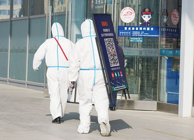 大陸12月7日公布「防疫新10條」，進一步明確放鬆之前的防疫要求，包括無症狀和輕症新冠患者可居家隔離，不再對跨地區流動人員查驗核酸和健康碼，不再落地檢。（中新社）