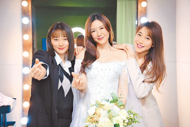 张文绮（左起）和新娘郑亦真日前到佩佩的婚纱店试穿。（真想和你工作室提供）