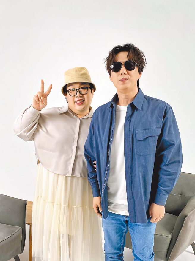 蕭煌奇（右）正忙宣傳演唱會，日前與網紅「Alizabeth娘娘」拍攝影片。（好莉嗨提供）