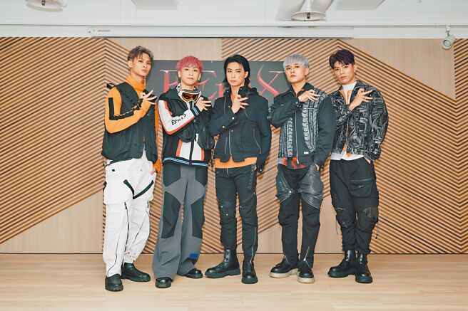 「FEniX」夏浦洋（左起）、曹家齊、MAX、李承隆、陳峻廷昨出席記者會。（踢帕娛樂提供）