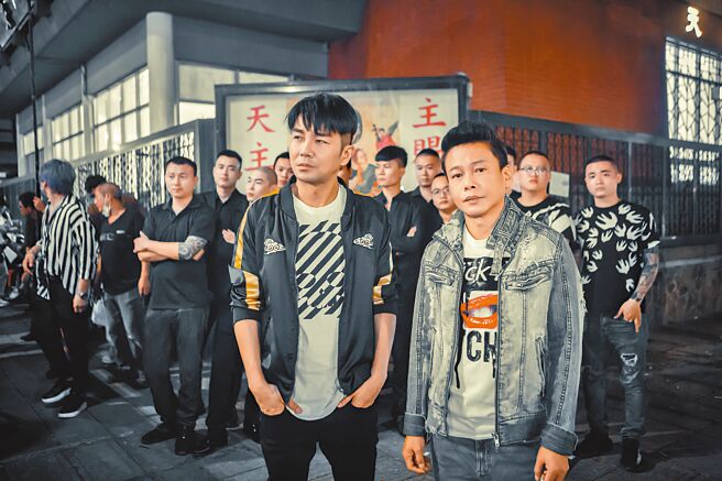 谢承均（左）演出年轻时的帮派分子，跟李康生是多年好兄弟。（禾力文创提供）