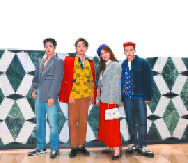GUCCI板橋遠百店開幕，邀請Ella陳嘉樺（右二）、坤達（左二）以及Ozone成員佳辰（左）、哲言在《原子少年》節目後首度合體。（吳松翰攝）佳辰（見圖左一）透露過去都會與家人一起看《小鬼當家》過耶誕，今年則與團員們一起度過，鉚釘西裝外套11萬1000元、印花棉質針織布T恤2萬7000元、牛仔褲2萬9000元。坤達（見圖左二）要給老婆驚喜大逛GUCCI，紅西裝外套10萬6900元、GG及臭鼬圖案緹花羊毛針織開襟外套6萬4500元、洗水條紋棉質襯衫3萬元、天鵝絨燈芯絨長褲4萬1000元、黑色亮漆皮鞋3萬6200元。Ella（見圖右二）呼籲注意保暖，有空可逛GUCCI，羊毛外套8萬4500元、紅色長版紗裙5萬7500元、黑色高跟綁帶鞋3萬4600元、馬銜扣1955迷你手提包10萬800元、adidas x Gucci紫色貝雷帽1萬6500元。哲言（見圖右一）露接下來會在桃園、高雄跨年，請歌迷多多捧場，GG尼龍帆布及燈芯絨雙面外套13萬2500元、開襟毛衣7萬7800元、T恤2萬4500元、黑長褲3萬8300元。（GUCCI提供）