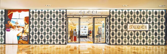 GUCCI板橋遠百店重新開幕，占地122坪，運用大理石、天鵝絨、木製家具等打造奢華感。（GUCCI提供）