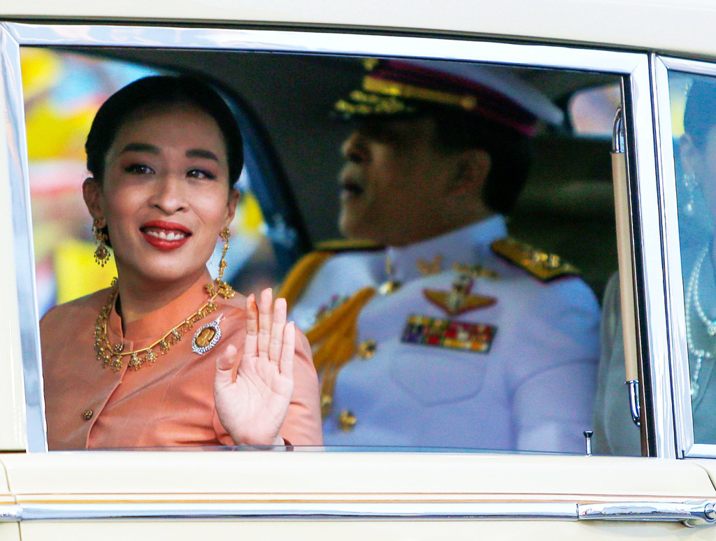 追踪泰国王室的英国记者引述王室消息人士指出，现年44岁的泰国长公主帕差拉吉帝雅帕（Princess Bajrakitiyabha，上图左）14日遛狗慢跑时心脏病发，经过抢救后，目前仍靠装上叶克膜维持性命。（资料照／TPG、达志影像）(photo:ChinaTimes)