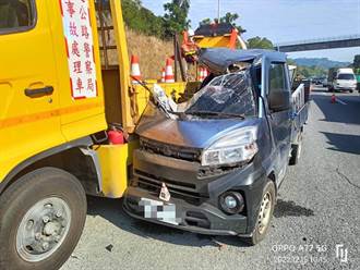 國10燕巢段小貨車猛撞緩撞車「半邊車身爛毀」 乘客亡