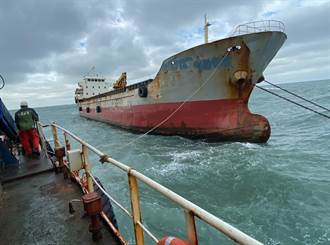 蓋亞那籍雜貨輪故障下錨待救 拖船救援今拖回台中港檢修
