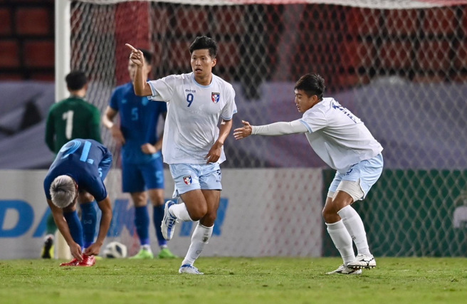 中华男足前锋陈瑞杰（中）在国际友谊赛对泰国攻入致胜球。（中华足协提供）