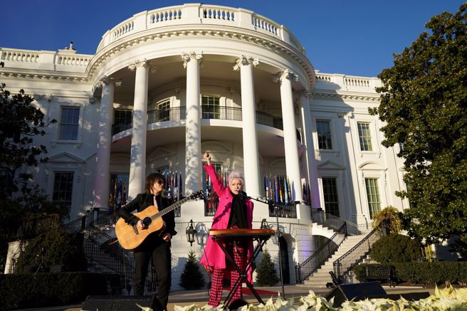 拜登簽署保障同婚法案 辛蒂露波演唱True Colors。(圖/路透)