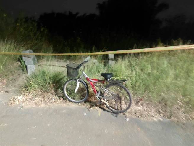 老翁陈尸在南区火化场旁的草丛，一旁还有他的脚踏车。（民眾提供／曹婷婷台南传真）