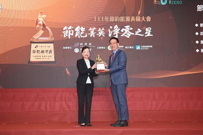 （今年节能标竿奖，汉翔荣获银奖，由经济部长王美花(左)亲自颁发，由汉翔总务处长王振兴，代表领奖。图／汉翔提供）