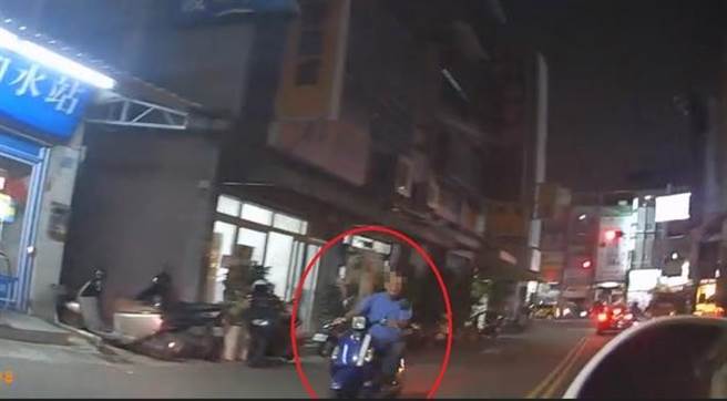 蔡姓男子（红圈处）拒绝酒测，警方依法开出18万元罚单。（翻摄照片／林瑞益高雄传真）