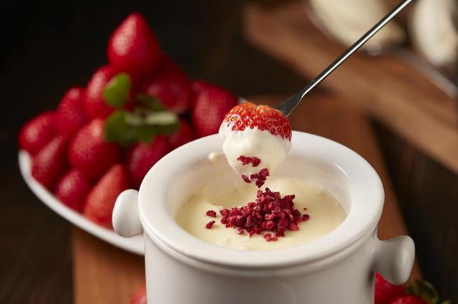 「THE WANG」冬季人气甜点「大湖草莓起司锅」也回归贩售，更添圣诞风情。（图／王品集团提供）