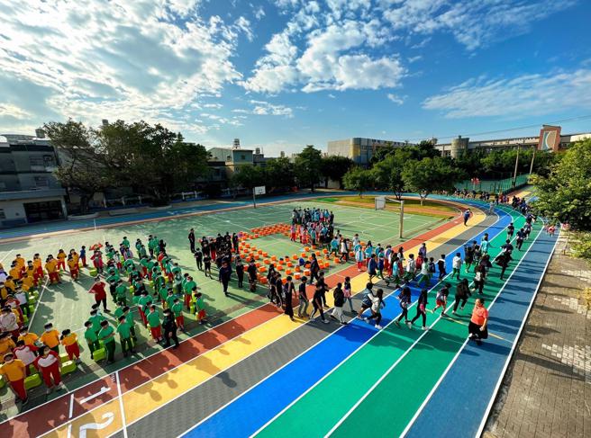 蚵寮国小百岁生日礼  七彩跑道师生齐开箱（品观点提供）