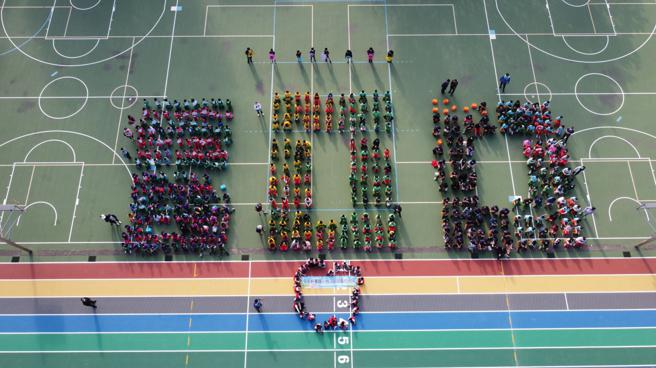 蚵寮国小百岁生日礼  七彩跑道师生齐开箱（品观点提供）