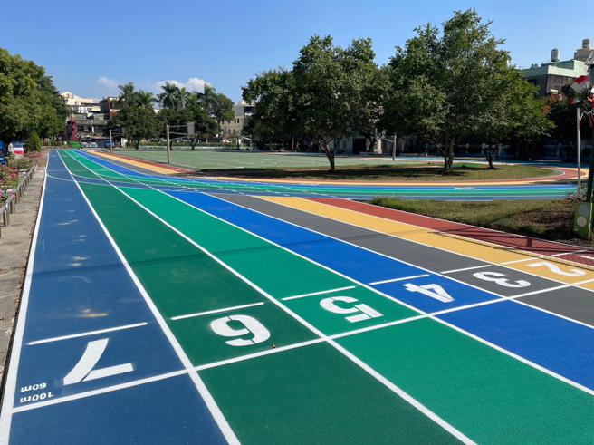 蚵寮国小百岁生日礼  七彩跑道师生齐开箱（品观点提供）