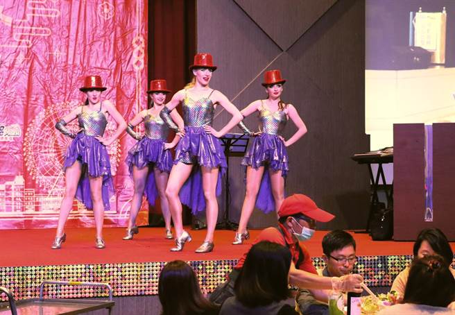 每年尾牙时，民间许多公司行号多将举办热闹的餐会，并有精彩的尾牙秀，但是社会上还有很多弱势团体，能不能让他们也分享一点尾牙的阳光呢？（丽宝福容大饭店提供）