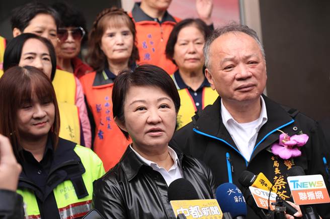 台中市长卢秀燕在警察局长蔡苍柏陪同下出席台中市警察局第五分局水湳派出所整建落成典礼。（冯惠宜摄）