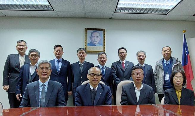 （台航会董事会合影，第一排左起分别为叶协隆副董事长、郑贞茂董事长、林荣政董事、郑淑惠董事。图／台航会提供）