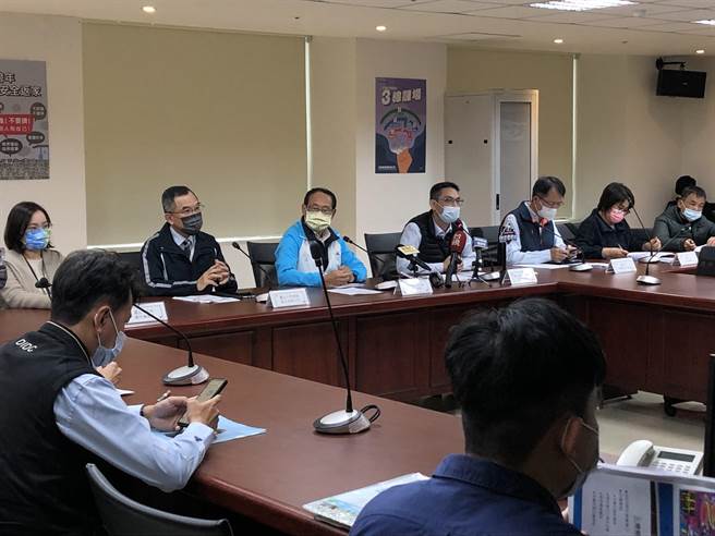 北市府举办「台北最 High 新年城 2023 跨年晚会」活动，为了舞台搭拆自12月25日起分二阶段管制，信义计画区则从12月31日19时起，实施三阶段交通管制。图为北市交通局开会说明跨年交通管制状况。（张芷瑜摄）