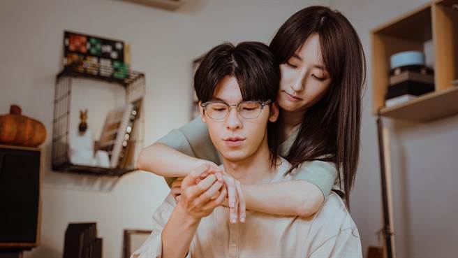 许光汉（左）与柯佳嬿再续情缘，演出电影版跃上大银幕。（车库娱乐、三凤制作提供）