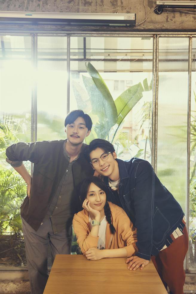 许光汉（右起）、柯佳嬿、施柏宇原班人马回归拍摄 《想见你》电影版。（车库娱乐、三凤制作提供）