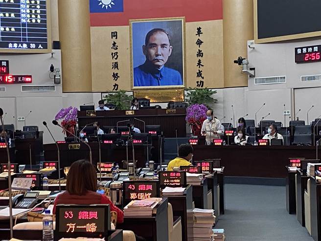 台南市中午發生3級地震，台南市議會當時還在審預算，議員及官員都相當鎮靜。(曹婷婷攝)