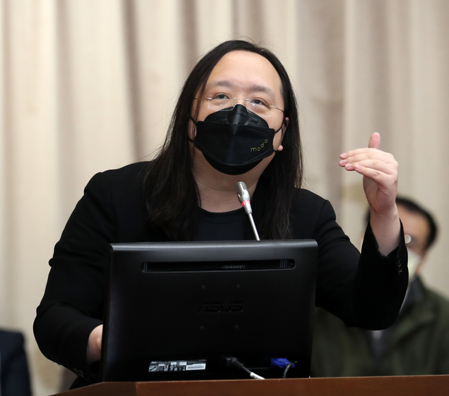 数位发展部部长唐凤14日表示，主要是媒合中小微企业使用「台湾云市集服务」数位转型，目前已协助3万7千家微型企业、小吃摊等。（资料照,刘宗龙摄）