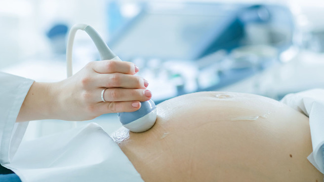 一 女子未怀孕但肚子却大到像怀胎5月，且有尿不出来的困扰，原来是子宫肌腺瘤塞住尿道。(示意图/ Shutterstock )