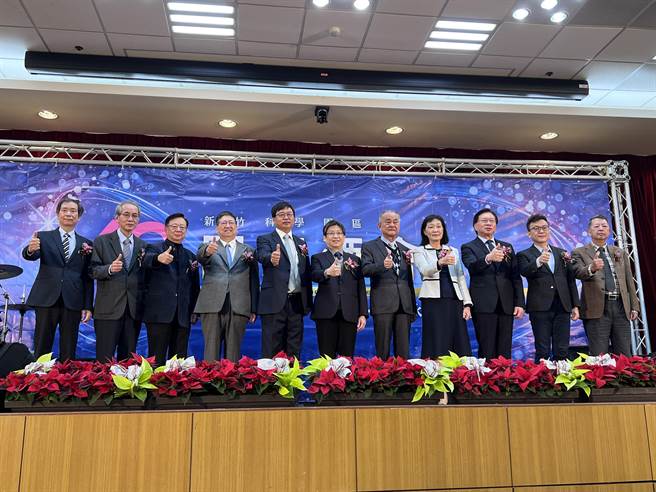 新竹科学园区15日于园区同业公会举行42周年园庆，园区同业公会理事长李金恭、新竹县长杨文科、新竹市副市长李世珍等人均到场为竹科庆生。（王惠慧摄）