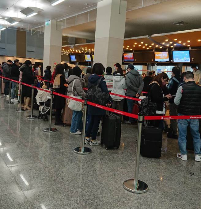 春節出國潮湧現。圖為近日大批民眾在機場排長龍等待出關。（讀者提供）