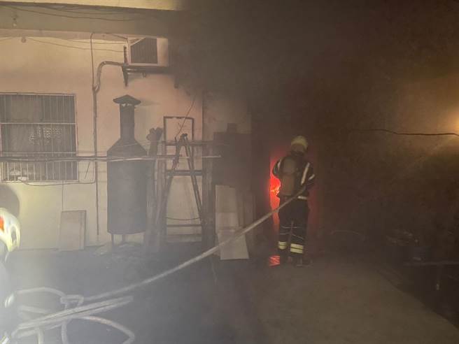 桃園觀音一處民宅今日凌晨發生火警事故。（翻攝畫面／蔡明亘桃園傳真）