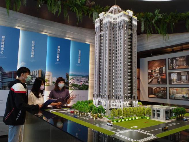 今年台中房市总推案金额衝上4,502亿元，激增35％，创下30年来推案新高。（图／曾丽芳）