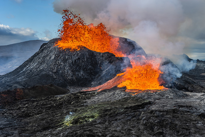 位于智利北部的拉斯卡火山10日喷发，巨大成团的火山灰不断向天际窜升。（示意图／达志影像）
