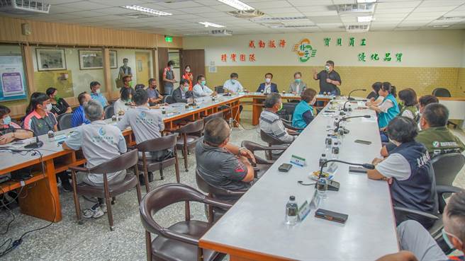 立委蔡易余针对医疗区域的调整，多次为嘉义县海区民眾发声，希望能得到公平合理的分配。（取自蔡易余脸书∕吕妍庭嘉义传真）