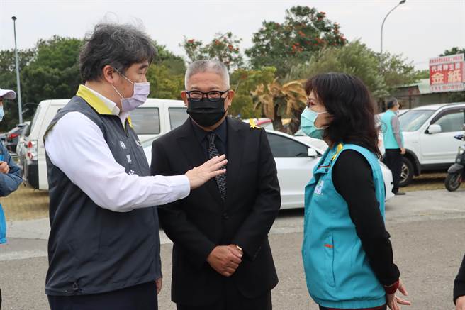 卫福部政务次长王必胜与嘉义县卫生局长赵纹华讨论事情。（吕妍庭摄）