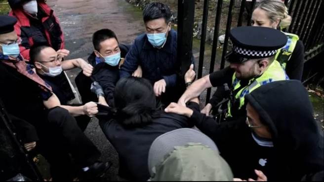 中国驻英领馆外交官于20大期间和香港抗议者发生衝突。(路透)