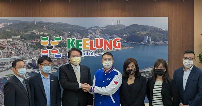 基隆市長當選人謝國樑（左4）15日中午率準副市長邱佩琳（左5）及幕僚，拜會基隆市長林右昌（左3）。（張志康攝）