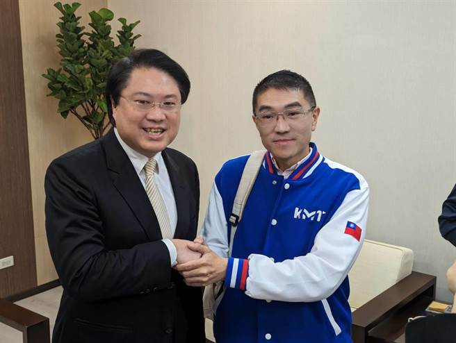 基隆市長當選人謝國樑（圖右）邀請林右昌出席12月31日的跨年晚會。（張志康攝）